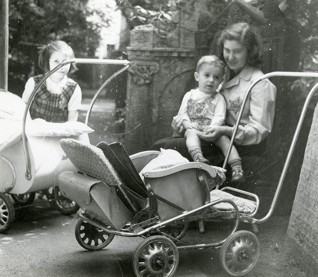 S002568.jpg - Žena s dětmi na Starém židovském hřbitově, 1942