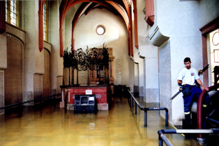 S059091.jpg - Pinkasova synagoga při povodních v roce 2002