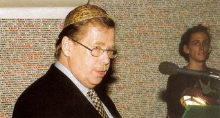 11.png - Prezident ČR Václav Havel v Pinkasově synagoze v roce 1999 při předčítání jmen obětí šoa